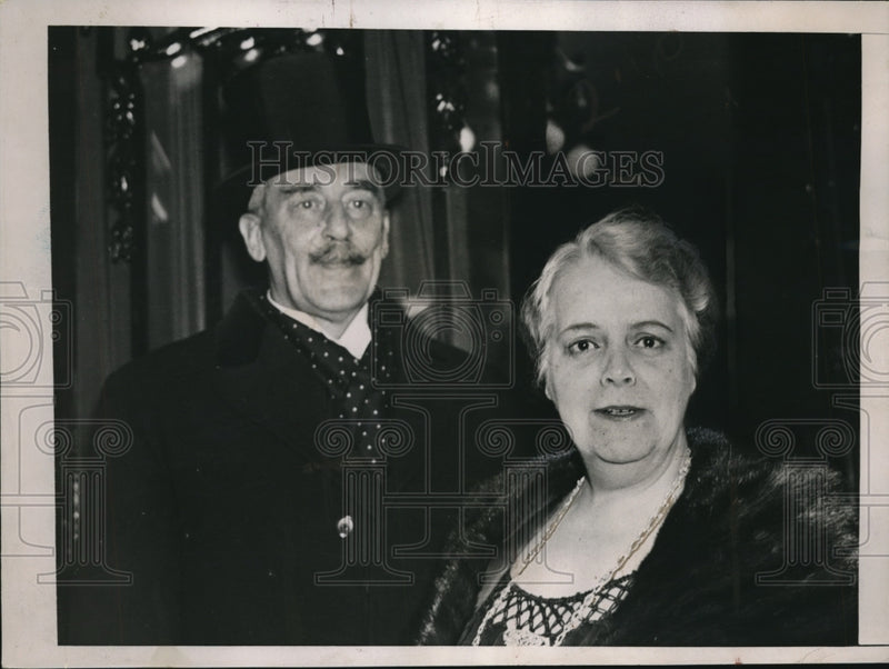 Load image into Gallery viewer, 1936 Press Photo of Sir Ronald Lindsay and Lady Lindsay. - nee18014

