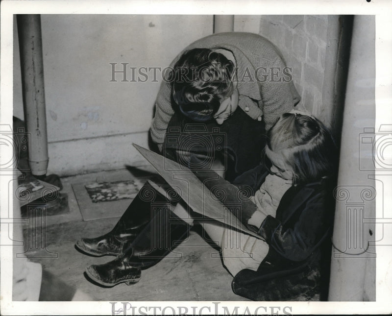Load image into Gallery viewer, 1941 Press Photo London England school children in a air raid shelter
