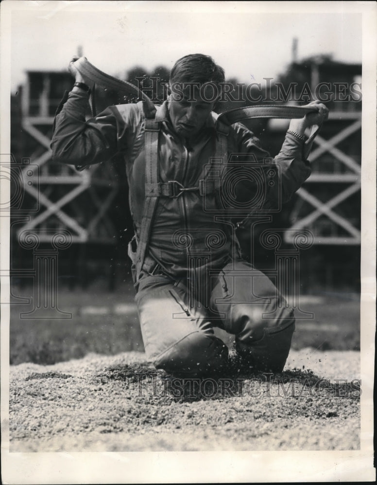 1946 Press Photo Lt Jack Christmen, Pilot, Tests Parachute - nee18570
