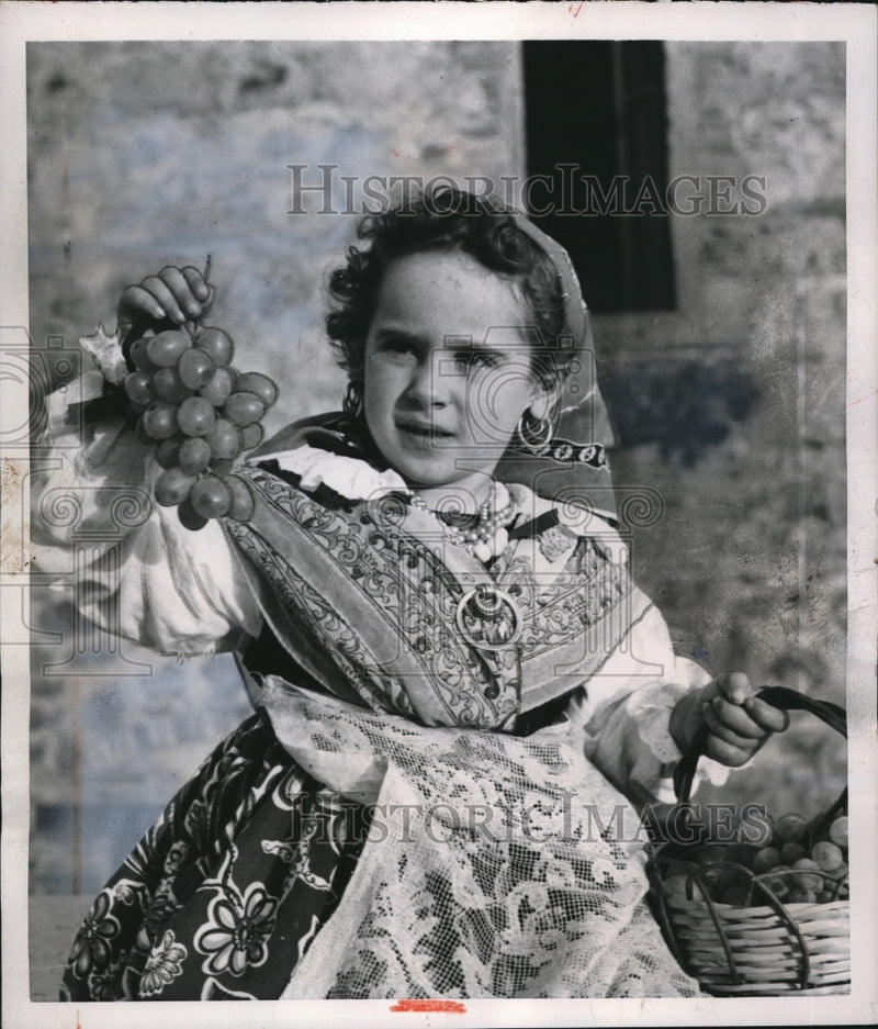 Load image into Gallery viewer, 1953 Press Photo Grape Harvest Festival in Italy - nee18573
