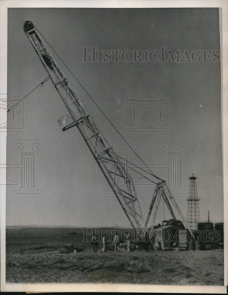 1939 Press Photo Tulsa OK men watching the portable telescoping derrick swinging