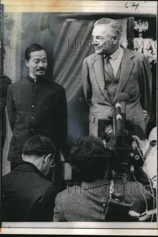 Load image into Gallery viewer, 1969 Press Photo The newsmen are taking a camera shot-Nguyen Cao Ky &amp; H C Lodge
