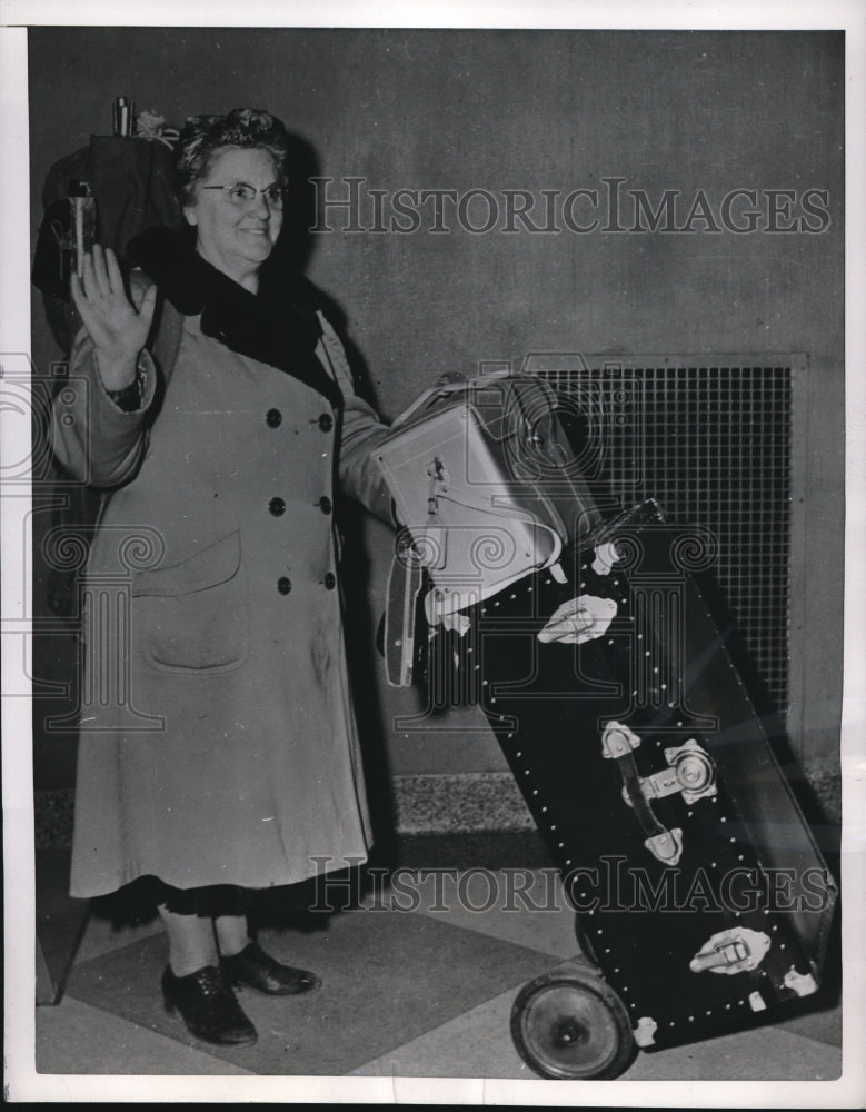 1953 Press Photo Hitch Hike Mrs. Fern Woods displays hitch hiking techniques