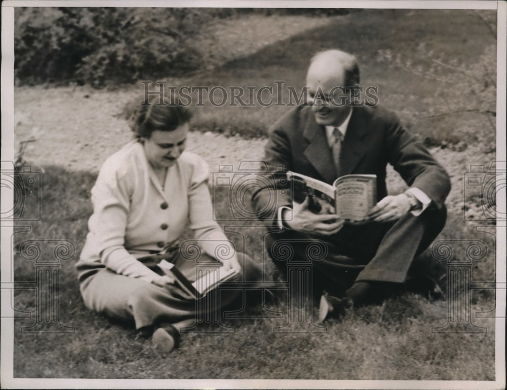 1937 Press Photo of Sec of the Treasury Henry Morgenthau Jr and his wife.