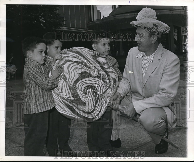 Load image into Gallery viewer, 1958 Press Photo James, John &amp; Peter Furlong with Louis Johasz at Paisades Park
