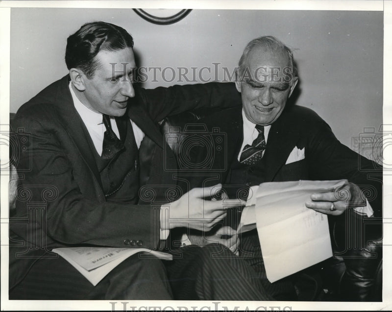 Load image into Gallery viewer, 1935 Press Photo Charles West and Joseph Byrns - nee19116
