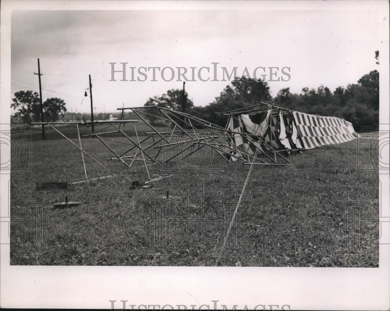Load image into Gallery viewer, 1947 Press Photo the Cleveland Airport after a storm. - nee19184
