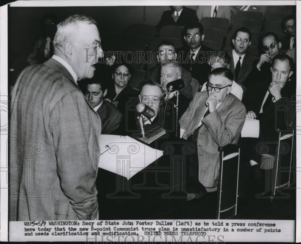 1953 Press Photo John Foster Dulles holds press conference in Washington