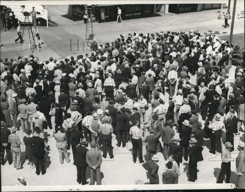 Load image into Gallery viewer, 1937 Press Photo Calif Federation of Labor strikers - nee19397
