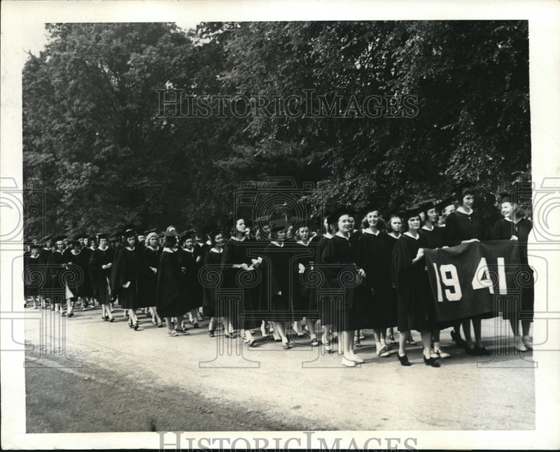 Load image into Gallery viewer, 1941 Press Photo Vassar Graduates March to Baccalaureate Exercises Poughkeepsie
