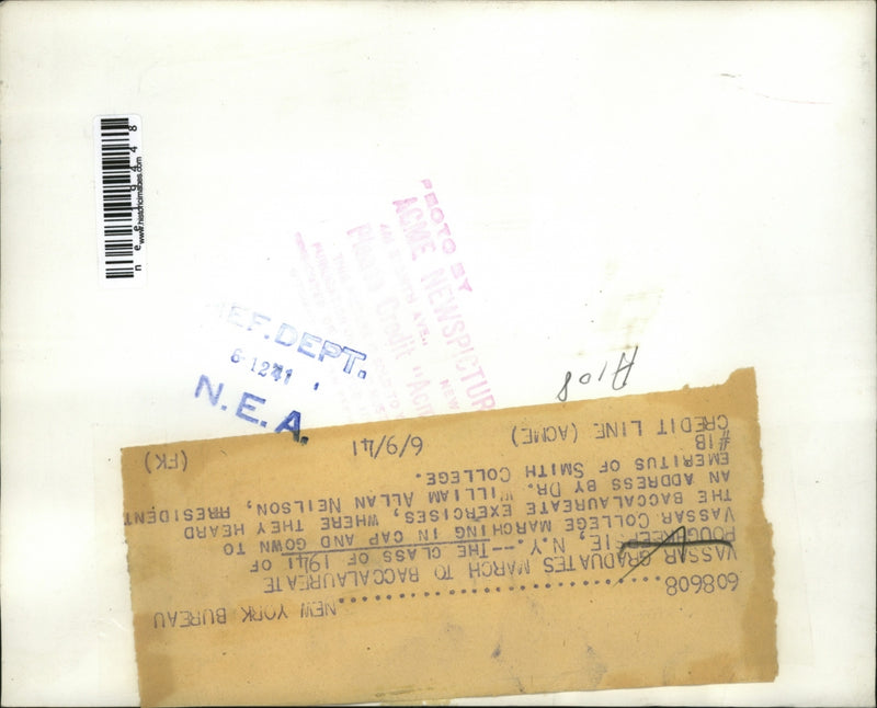 Load image into Gallery viewer, 1941 Press Photo Vassar Graduates March to Baccalaureate Exercises Poughkeepsie
