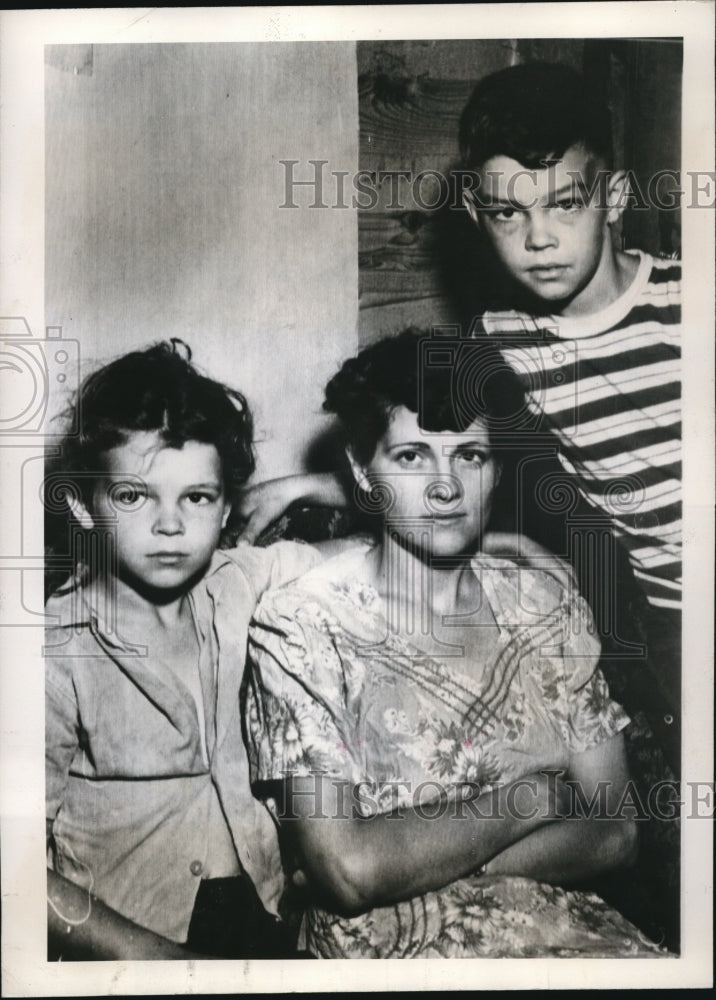 Load image into Gallery viewer, 1949 Press Photo Mrs. B.G. Stovall &amp; Her Children Elaine &amp; Jimmy At Birmingham
