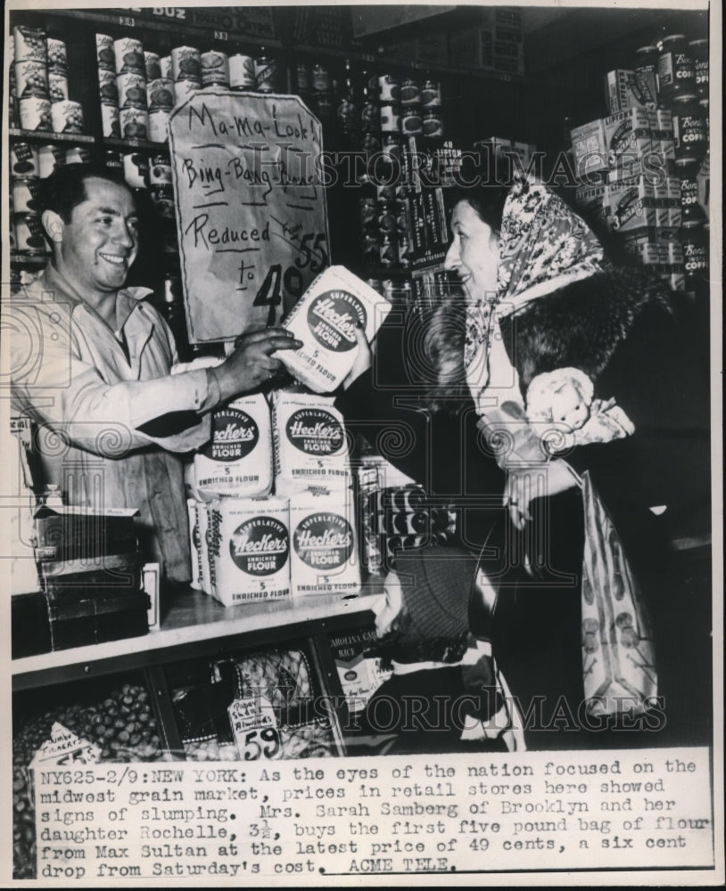 1948 Press Photo Mrs. Sarah Samberg and her daughter Rochelle buy flour