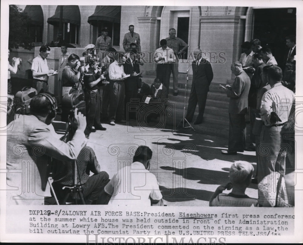 1954 Press Photo Pres. Eisenhower press conf. for outlawing the Communist Party