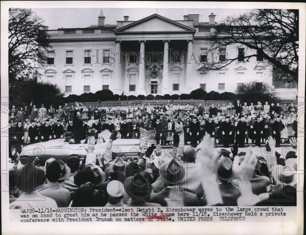 1952 Press Photo Pres Dwight D. Eisenhower seen waving in front of White House