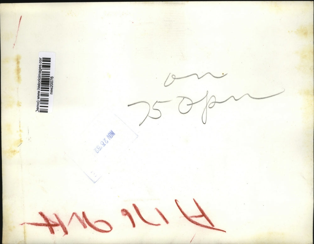 1952 Press Photo Pres Dwight D. Eisenhower seen waving in front of White House