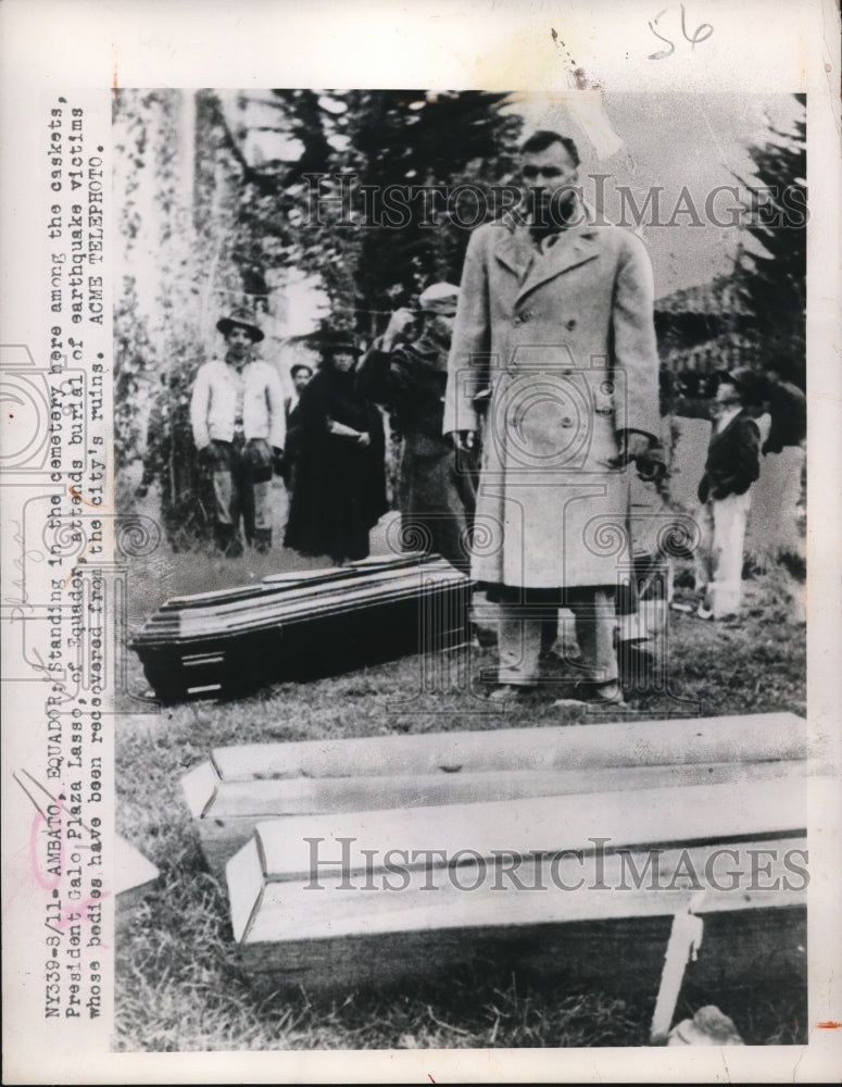 1949 Press Photo President Galo Plaza Lasso attends burial of earthquake victim