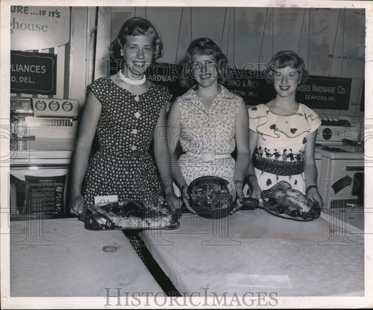 1958 Press Photo Anne, Nancy and Susan with the chicken recipes - nee21003