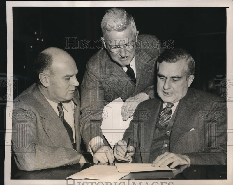 Load image into Gallery viewer, 1940 Press Photo Lewis Compton, Harold Stark and Charles Edison - nee21020
