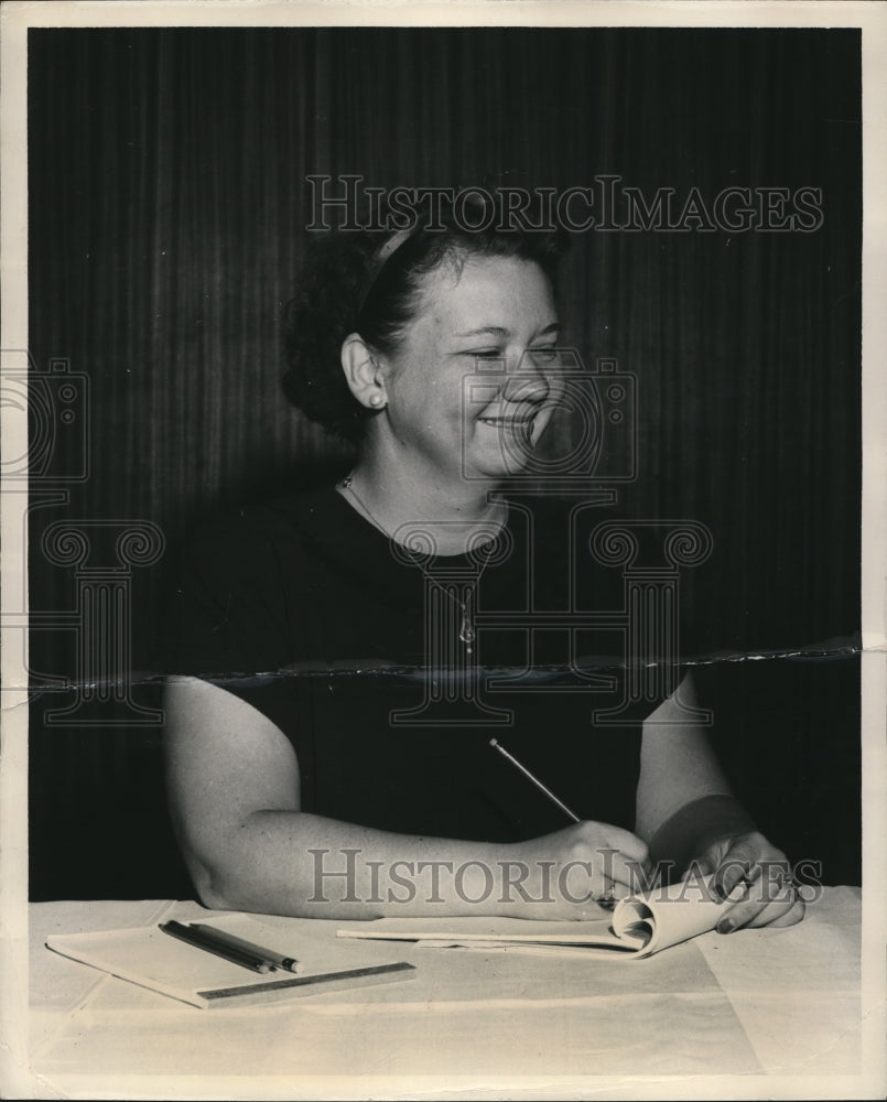 1954 Press Photo Miss Lina Lergier Quin Linguist Serving As Translator