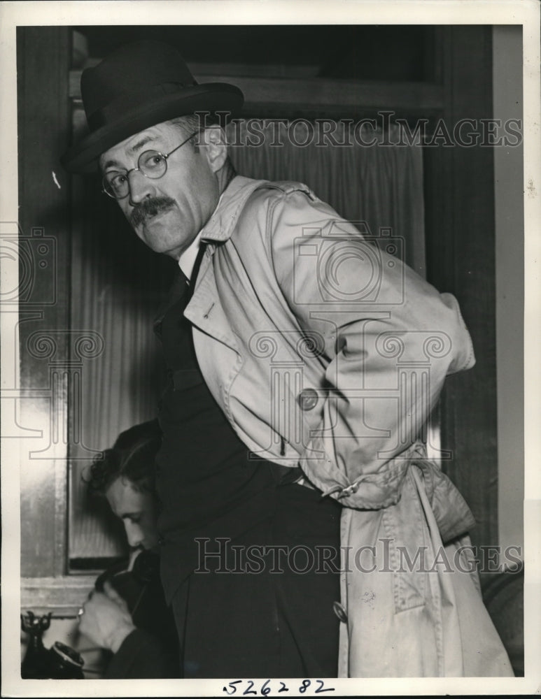 Load image into Gallery viewer, 1939 Press Photo Reverend Raymond Attesery, major Chaplain of 146th artillery
