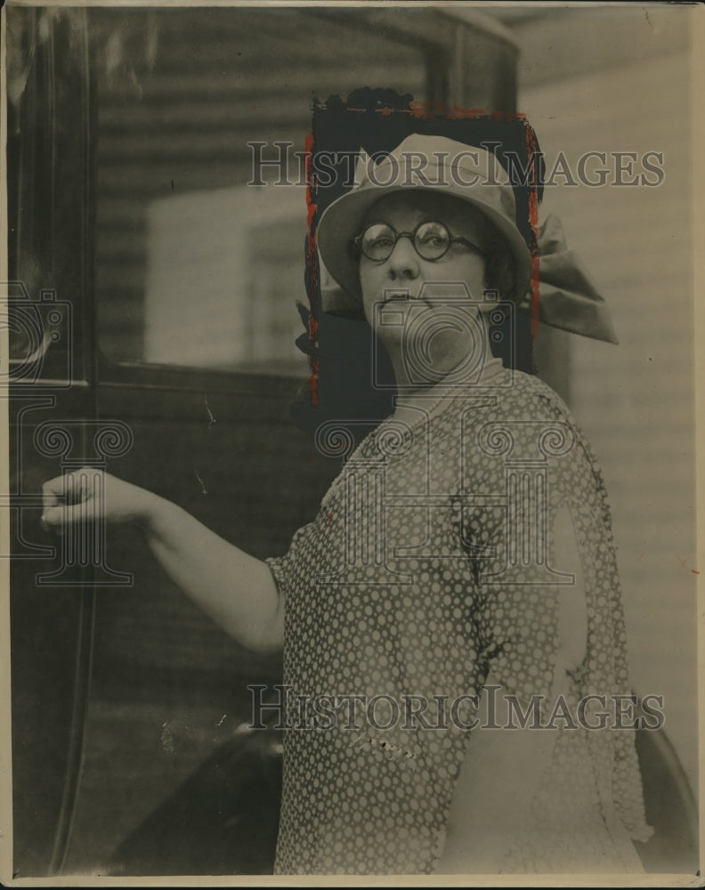 1924 Press Photo Lydia A. Carleton of Brookline Massachusetts drives taxi