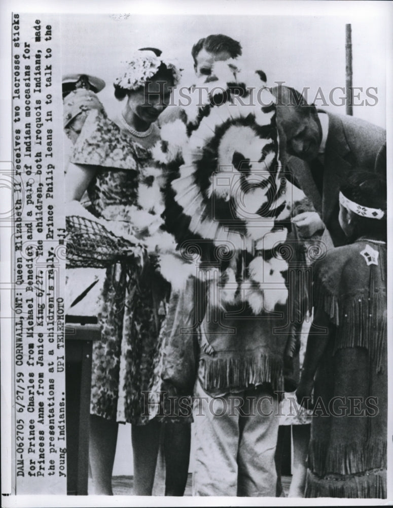 1959 Press Photo Queen Elizabeth II, Prince Philip Meet Native American Children