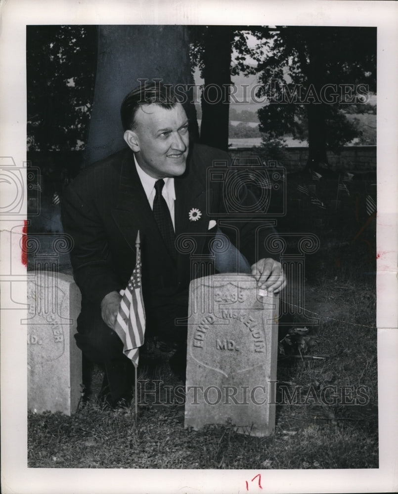 1953 Press Photo Governor Theodore Roosevelt McKeldin at grave of grandfather