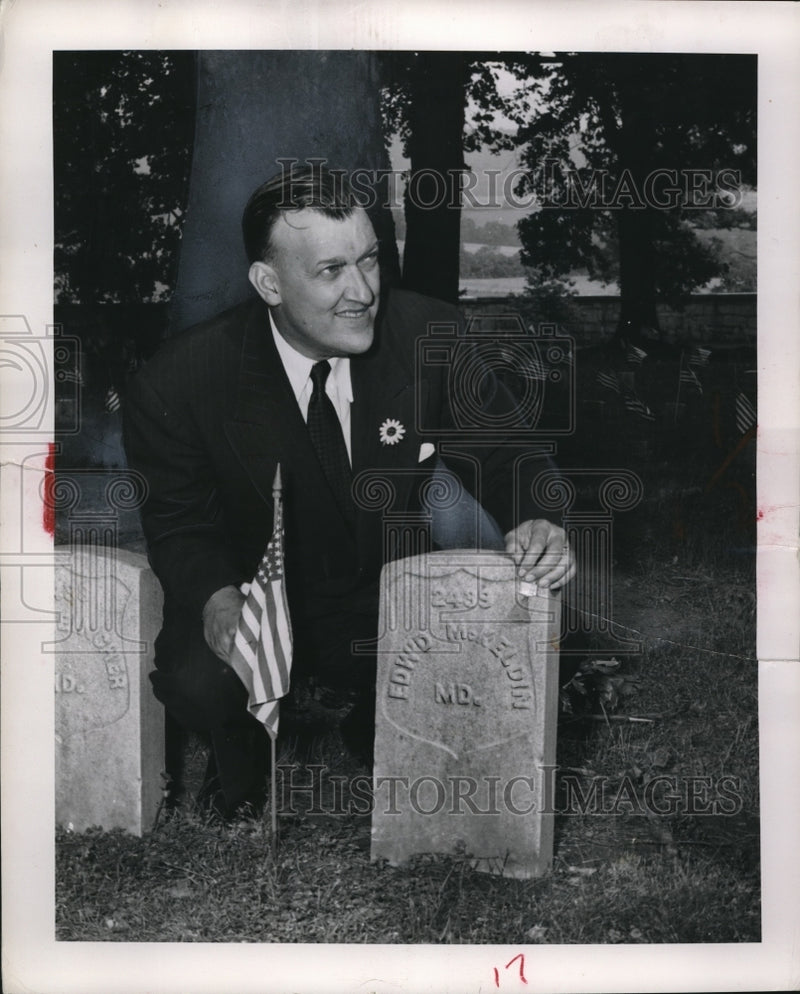 Load image into Gallery viewer, 1953 Press Photo Governor Theodore Roosevelt McKeldin at grave of grandfather
