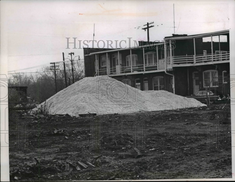 1965 Press Photo Mountain of Salt at Mayfield and Ridgefield rds - nee21911