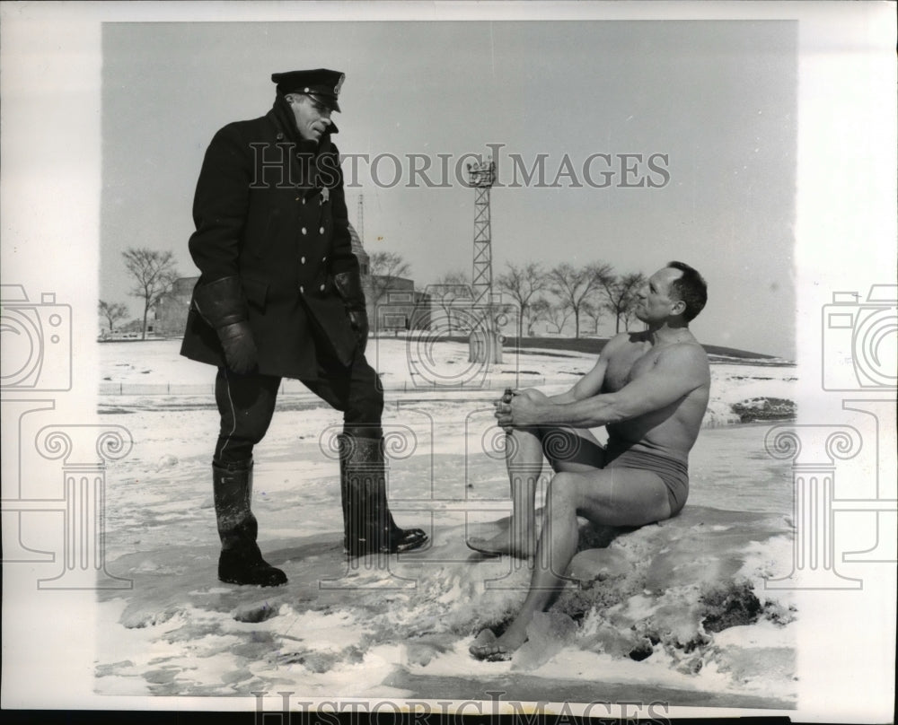 1960 Press Photo William Wohl chats with Policeman Tony Rigon in Lake Michigan