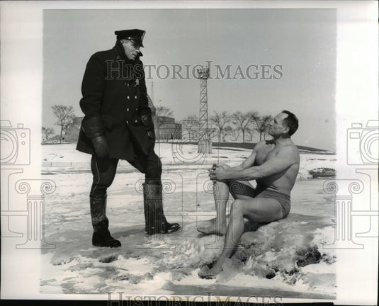 1960 Press Photo William Wohl chats with Policeman Tony Rigon in Lake Michigan