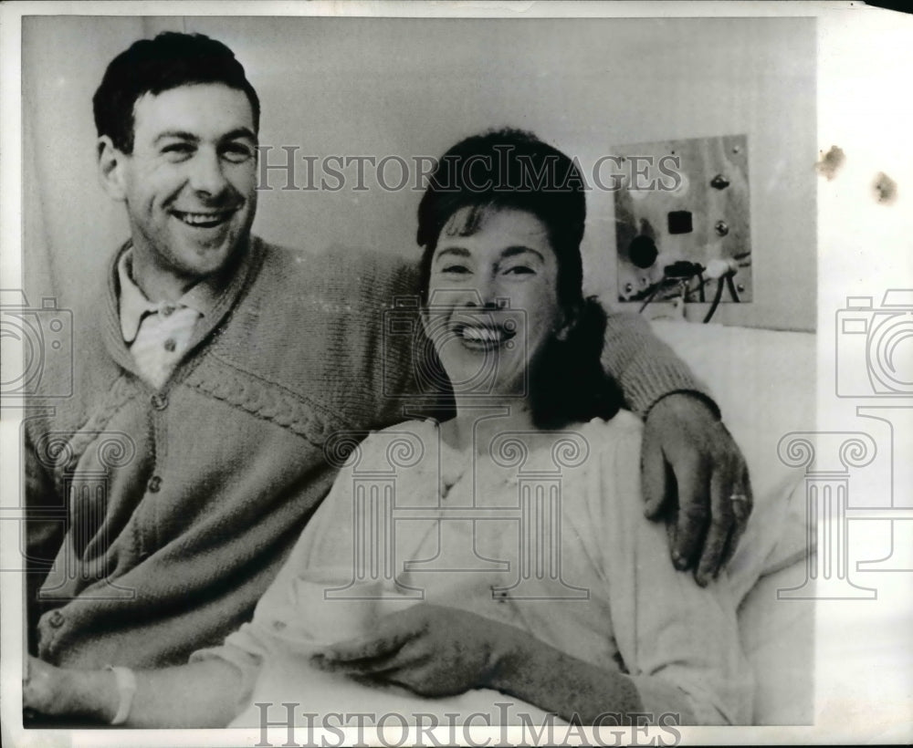 1955 Press Photo Samuel Lawson and his wife Shirley Ann after giving birth