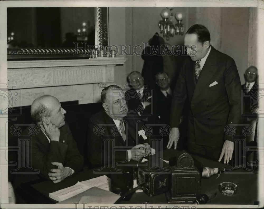 1933 Press Photo General Douglas MacArthur with Cong. Connery and Sen. Walsh