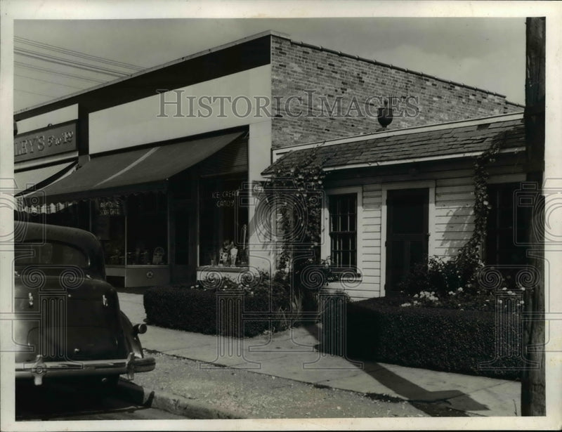 Load image into Gallery viewer, 1939 Press Photo Home &amp; Garden Shop, Cleveland Ohio - nee22471
