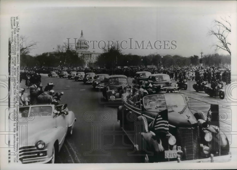 Load image into Gallery viewer, 1951 Press Photo General Douglas MacArthur Motorcade, Pennsylvania Avenue, D.C.
