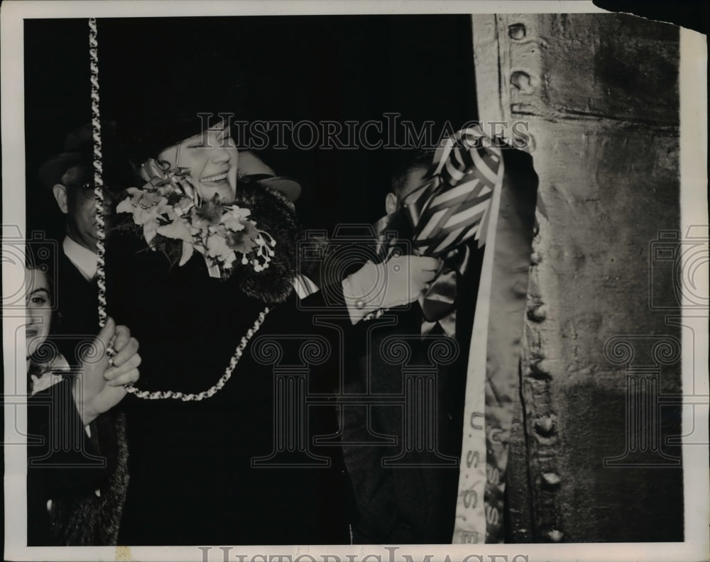 1940 Press Photo Ruth L. Wallgren Christens Ship U.S.S. Ericsson, New Jersey