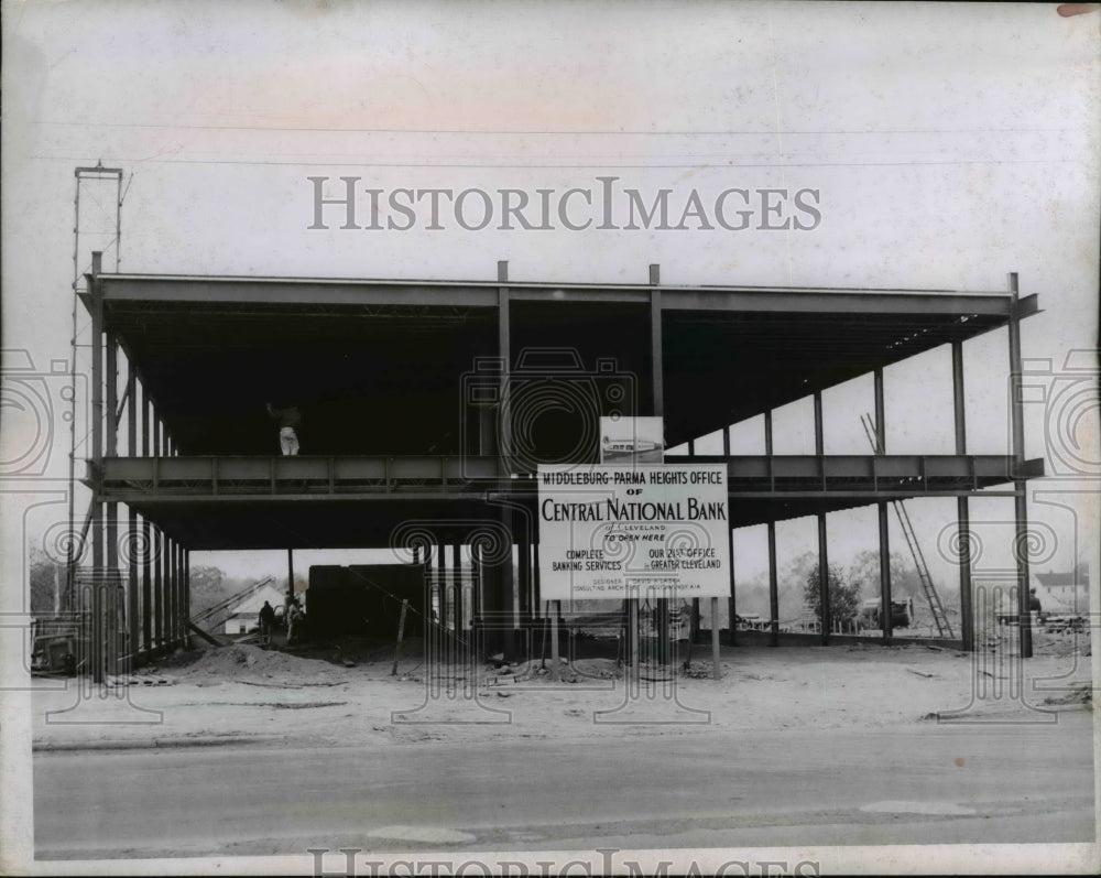 1956 Press Photo The men are constructing the Central National Bank - nee22618