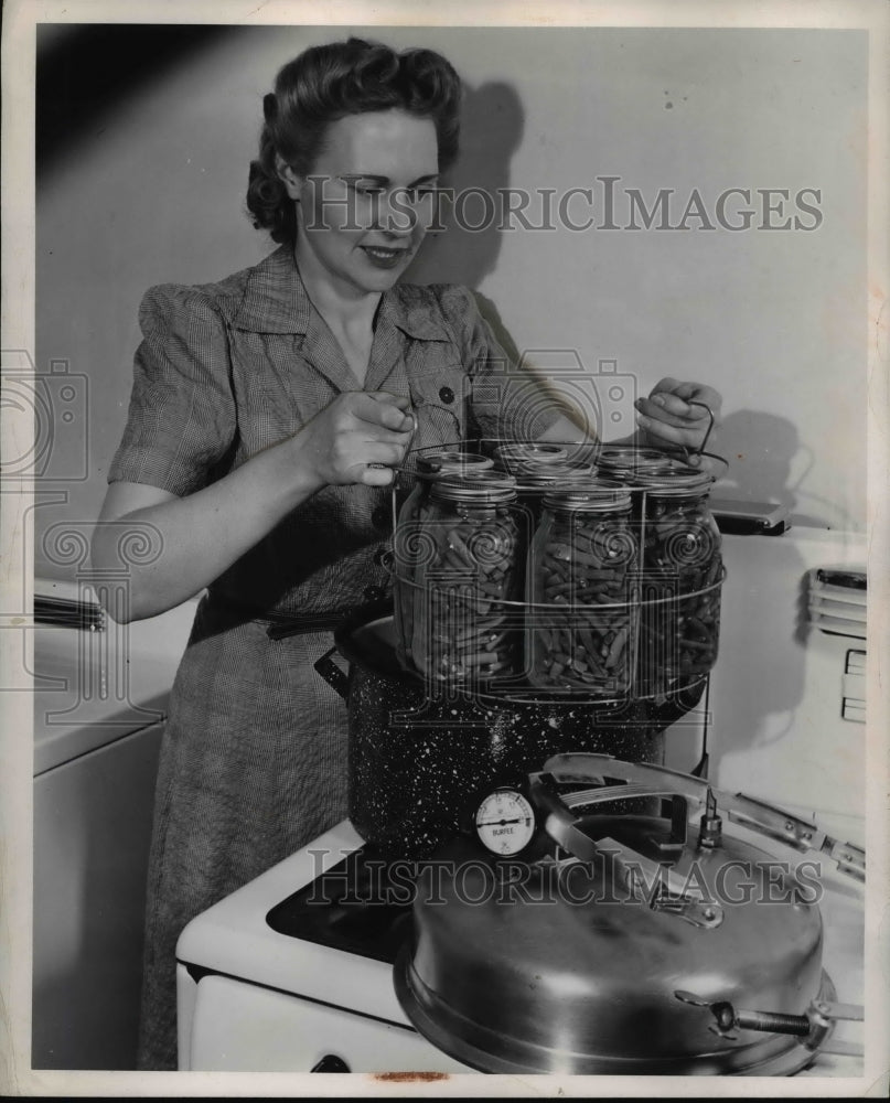 1949 Press Photo Home Economist Elsie Dawson Pressure Canning Beans - nee22819