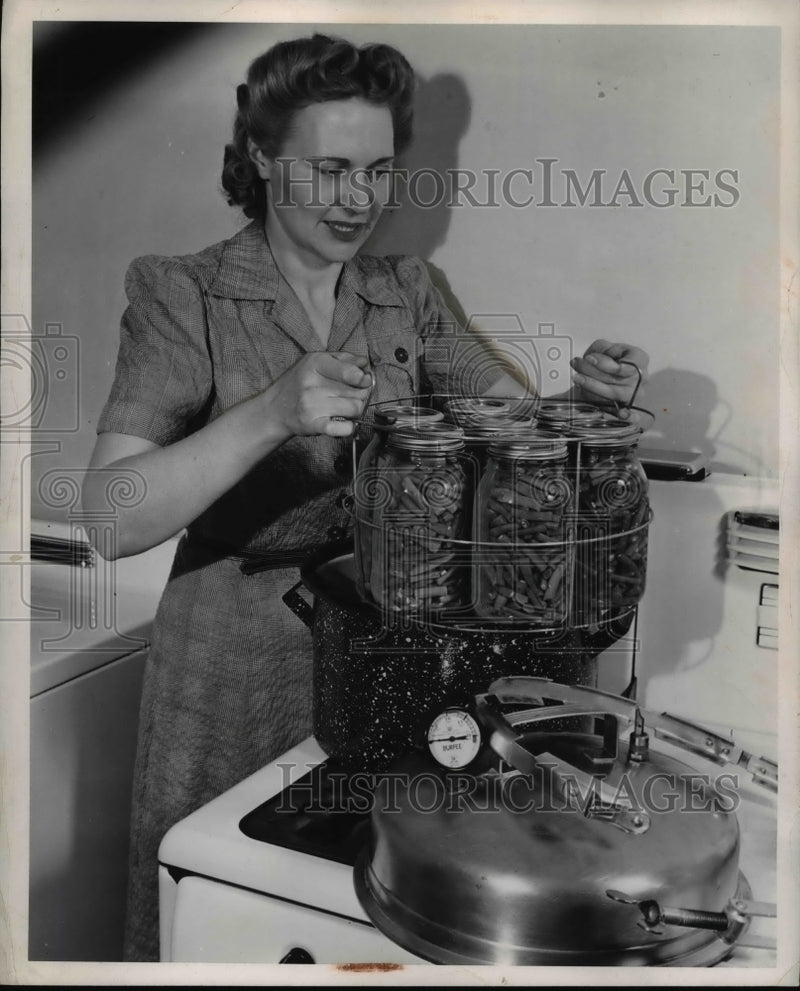 Load image into Gallery viewer, 1949 Press Photo Home Economist Elsie Dawson Pressure Canning Beans - nee22819
