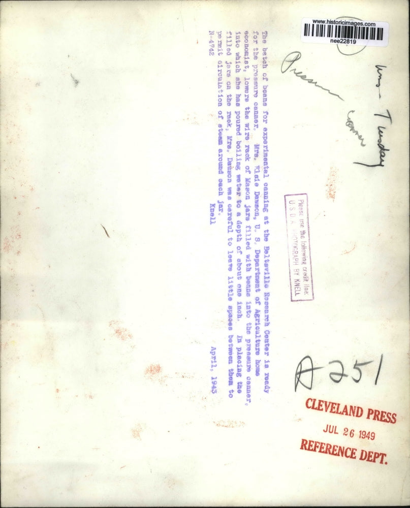 1949 Press Photo Home Economist Elsie Dawson Pressure Canning Beans - nee22819