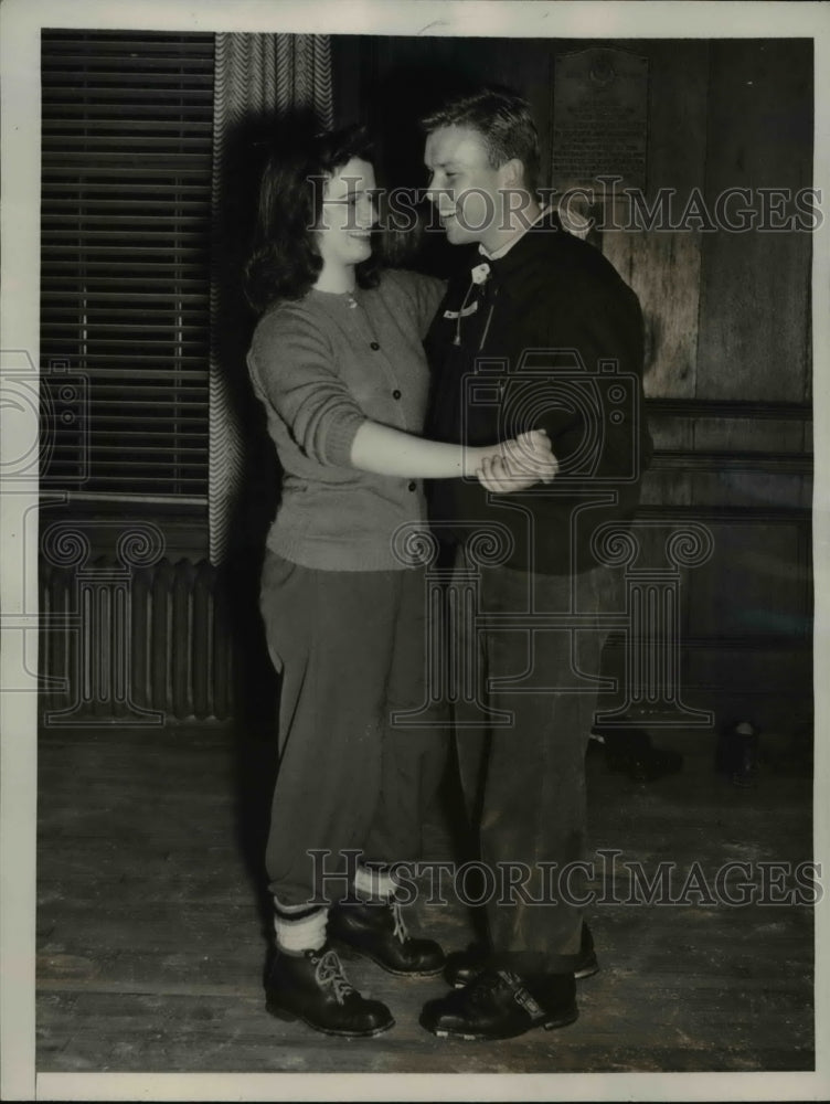 Load image into Gallery viewer, 1941 Press Photo Richard Hempstead and Joan Walters Queen of Dartmouth Winter
