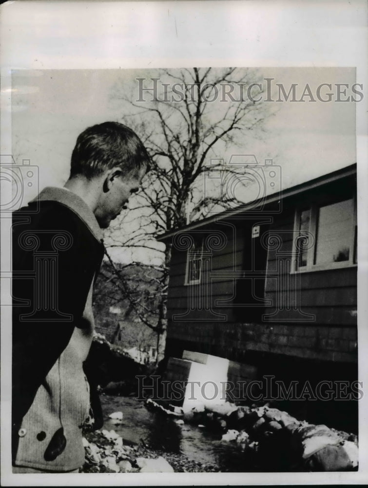 Load image into Gallery viewer, 1955 Press Photo Paul Pfitsner in Torrington of Red Cross - nee23035
