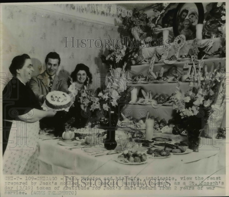 Load image into Gallery viewer, 1947 Press Photo Jack Danzios and his wife, Antoinette on St. Joseph's Day
