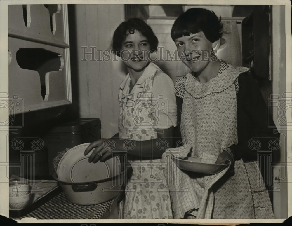 1931 Press Photo Mrs. Frank Harris and Mrs. Jack Harris in Schooner's Galley