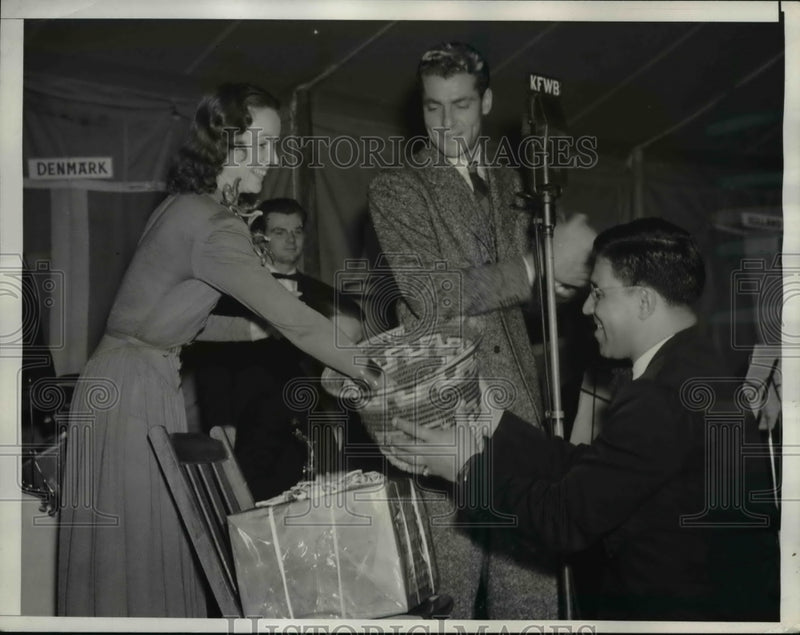 Load image into Gallery viewer, 1941 Press Photo Mrs. W. Bruce Pine, Frank Goss, &amp; Joe Hernandez Draw for Scotch
