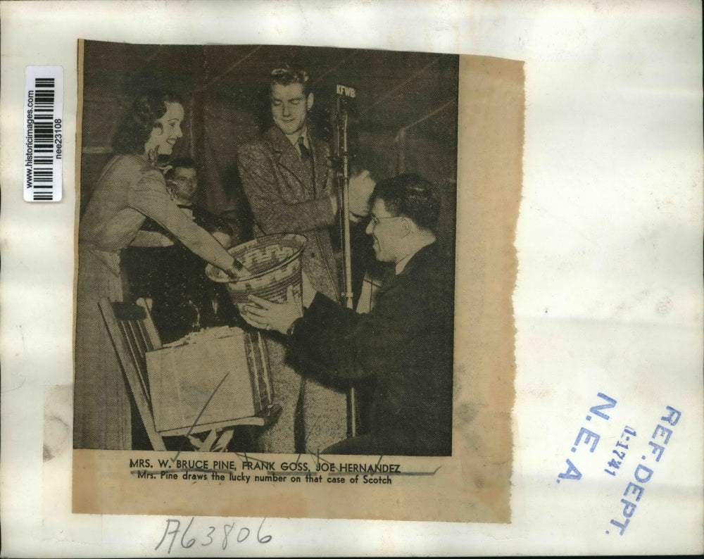 1941 Press Photo Mrs. W. Bruce Pine, Frank Goss, & Joe Hernandez Draw for Scotch