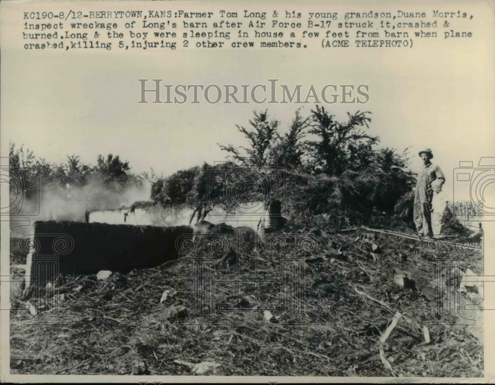 1948 Press Photo Farmer Tom Long and his grandson Duane Morris inspect wreckage