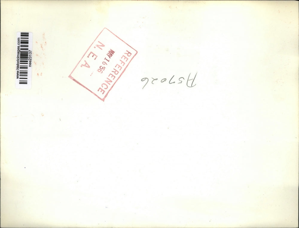 1956 Press Photo Dr. Paul Dudley White talks with reporters rat Capitol