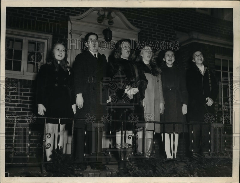 Load image into Gallery viewer, 1940 Press Photo N Nichols B Cathcart M Nowak A Buckingham Sing Christmas Carols
